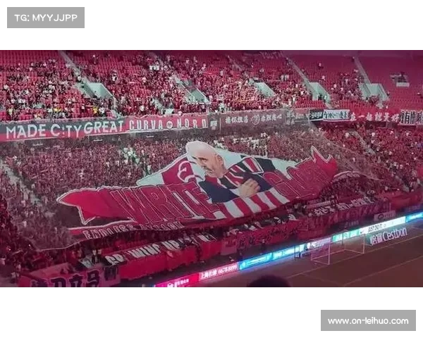 酋长球场北看台巨幅TIFO致敬温格时代